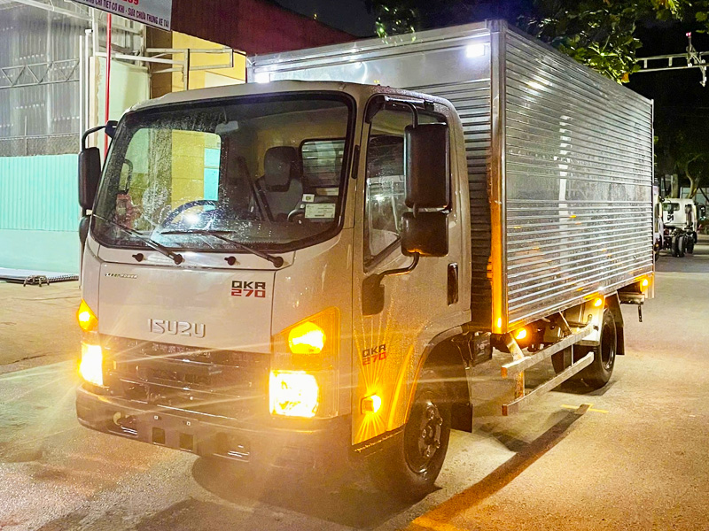 Xe Tải Isuzu QKR270 2T9 Thùng Kín Euro 5