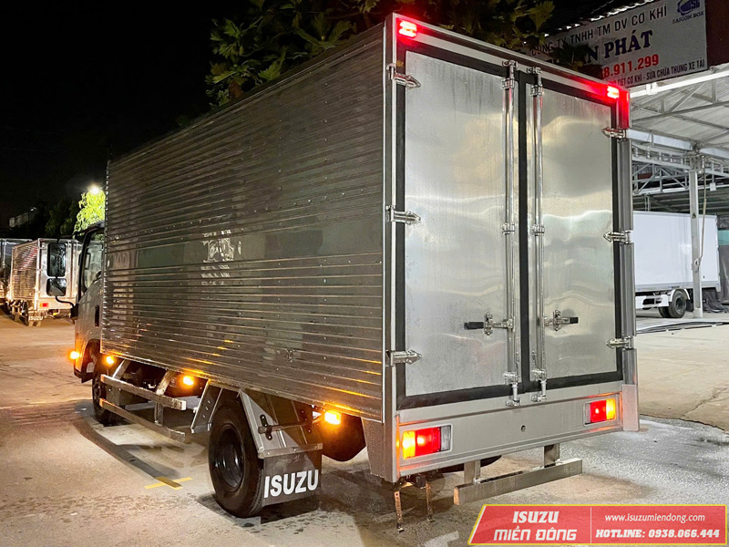 Xe Tải Isuzu QKR270 2T9 Thùng Kín Euro 5