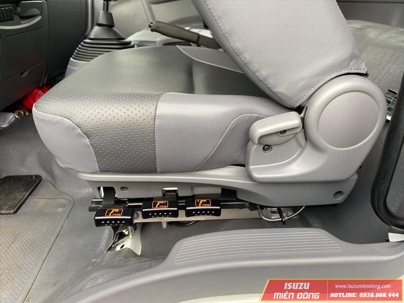Ghế hơi êm ái được trang bị cho tài xế trên xe tải Isuzu FRR 650 Euro 5.