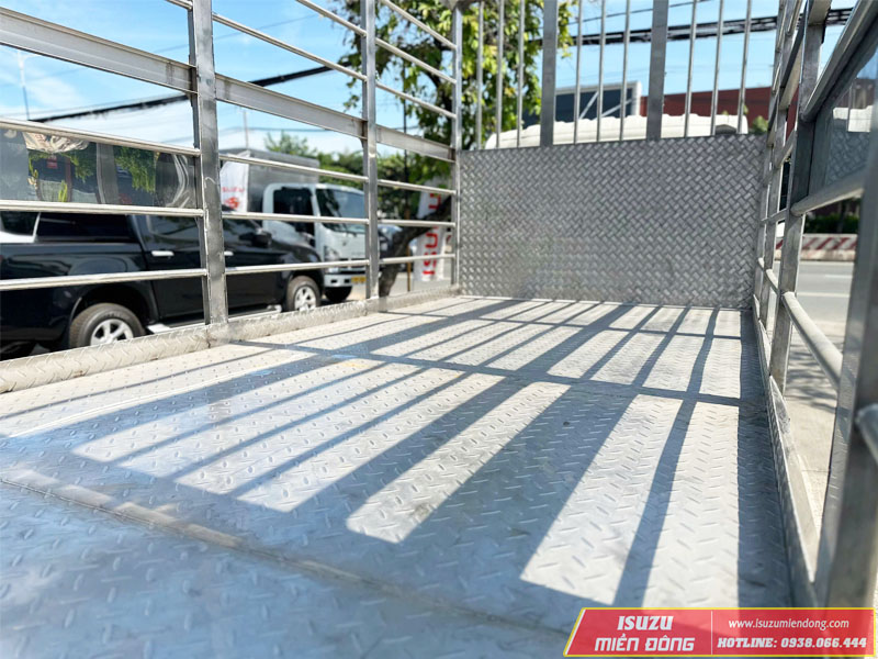 Xe Tải Isuzu NPR400 3.5 Tấn Chở Gia Cầm