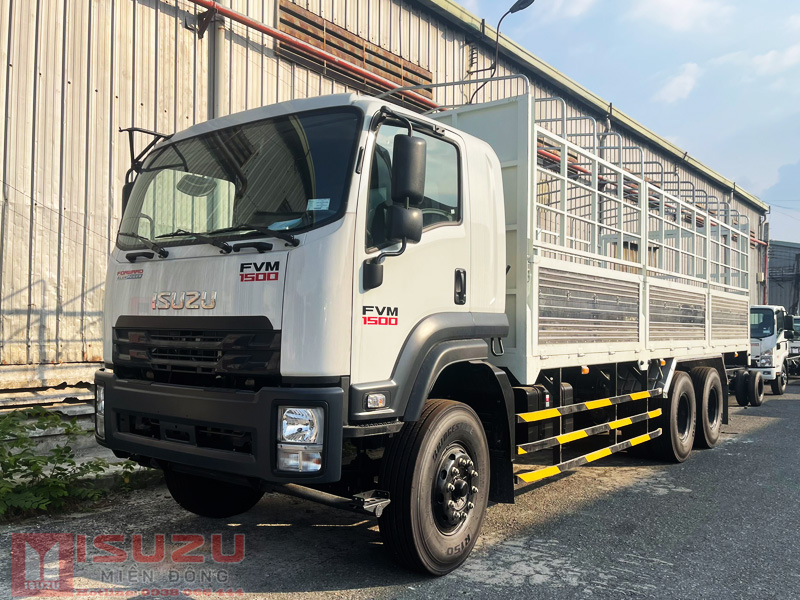 Xe tải Isuzu FVM 1500 16 tấn thùng mui bạt 7m7