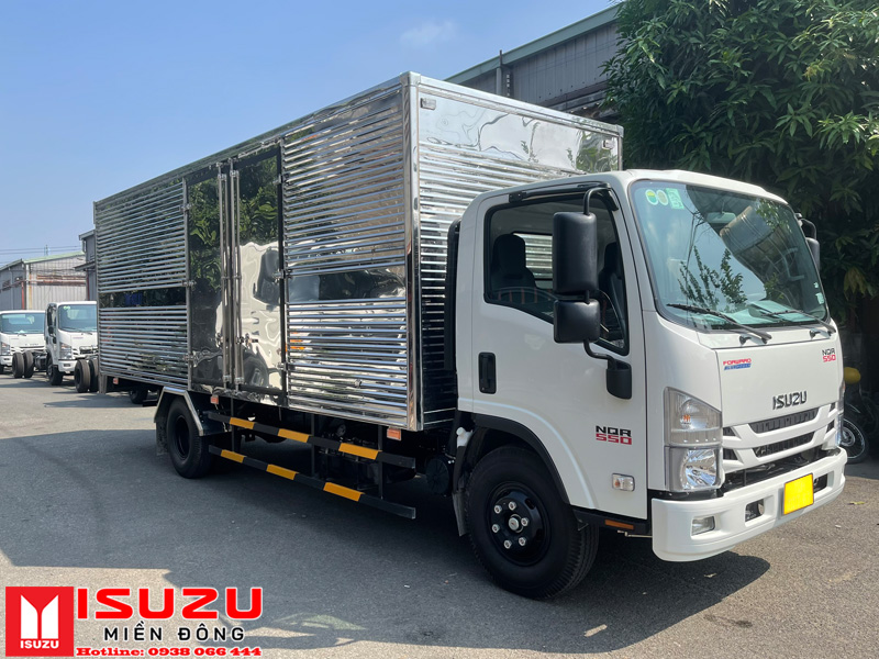 xe tải Isuzu NQR 550 5.5 tấn thùng kín