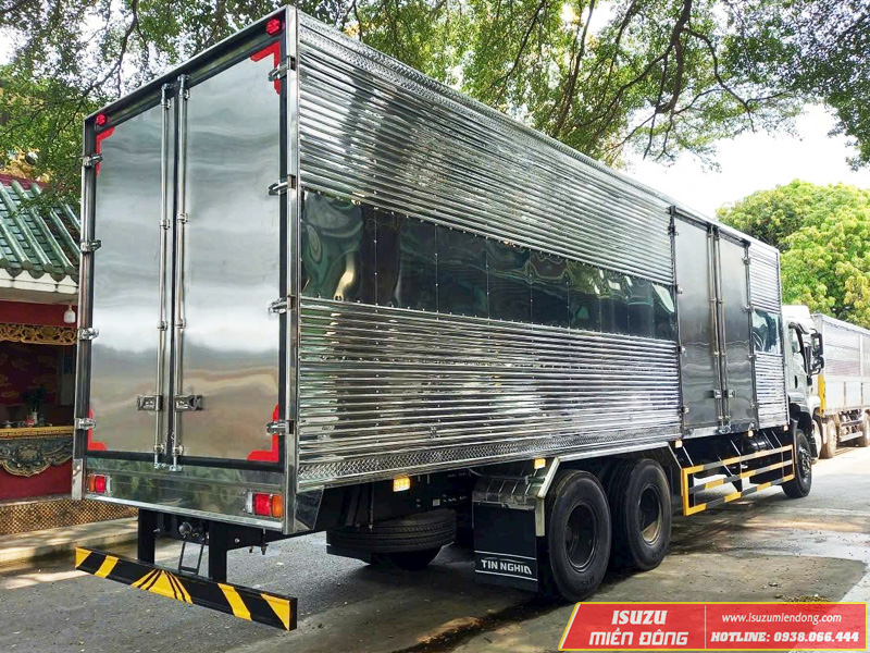 Xe tải Isuzu FVM 1500 15 tấn thùng kín