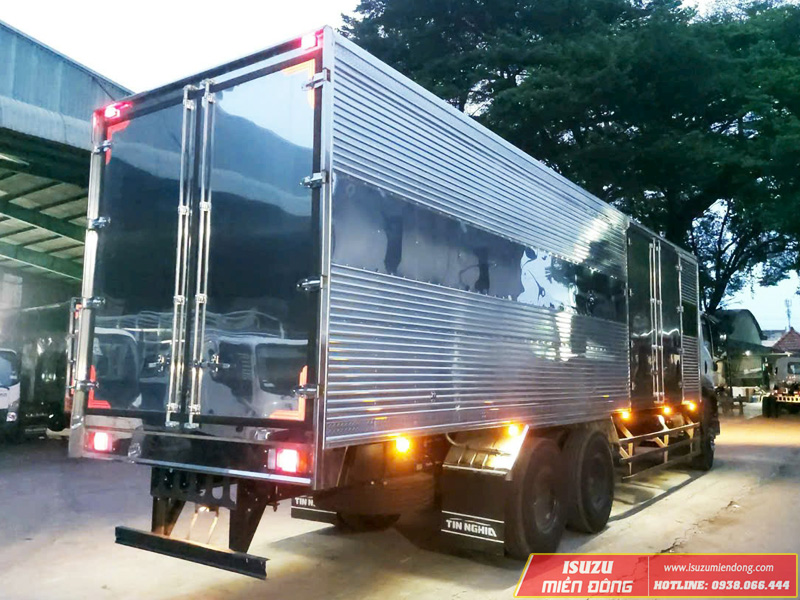 Xe tải Isuzu FVM 1500 15 tấn thùng kín