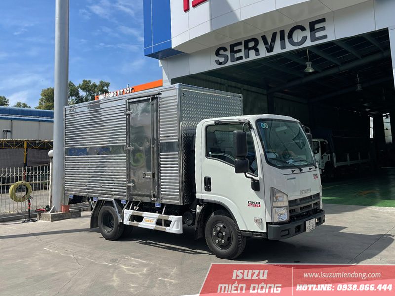 Xe tải Isuzu QKR 230 2.4 tấn thùng kín