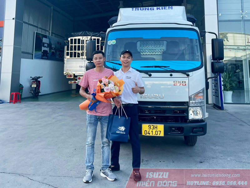 Đại lý xe tải Isuzu Bình Phước giao xe cho a Đặng Văn Dương ở huyện Đồng Phú