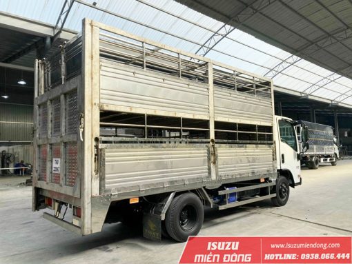 xe tải Isuzu 1.9 tấn QKR 270 chở gia súc