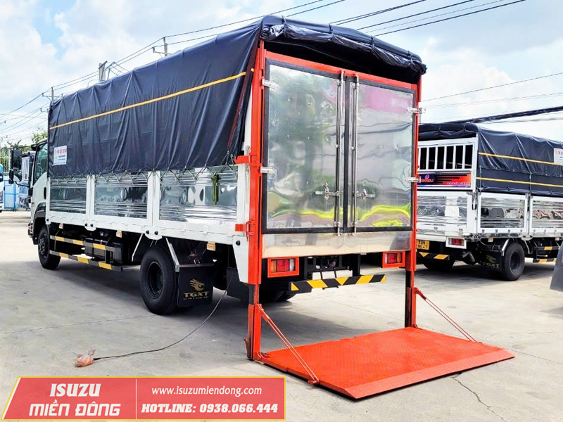 Xe tải Isuzu FRR 650 6T2 thùng bạt bửng nâng