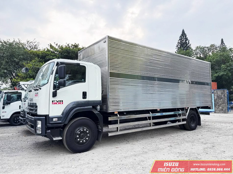 Xe tải Isuzu FVR 900 9 tấn thùng kín 7m4
