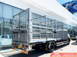 Xe Tải Isuzu FRR90QE5 5 Tấn Chở Gia Cầm