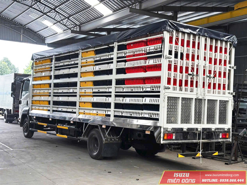 Xe Tải Isuzu FRR90QE5 5 Tấn Chở Gia Cầm