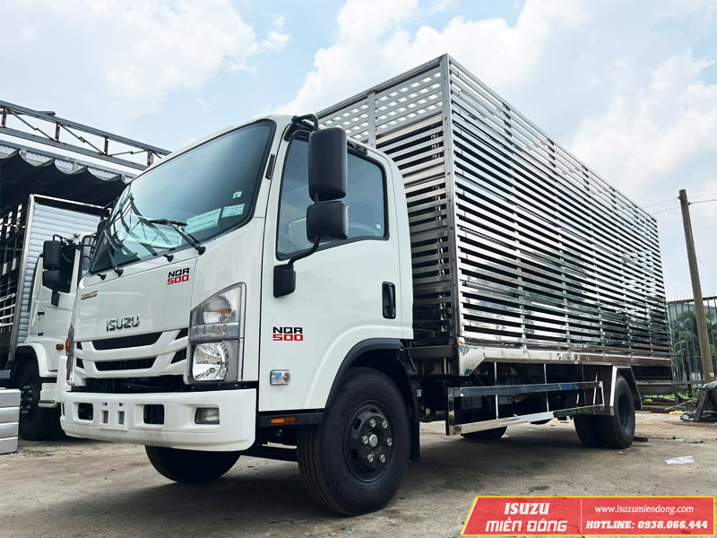 Xe tải Isuzu NQR 550 5 tấn chở vịt sàn 05 tầng