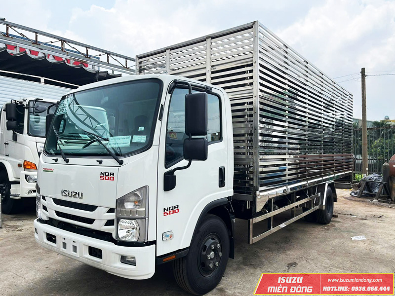 Xe tải Isuzu NQR 550 5 tấn chở vịt sàn 05 tầng