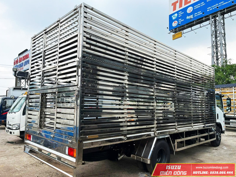 Xe tải Isuzu NQR 550 5 tấn chở vịt sàn 05 tầng