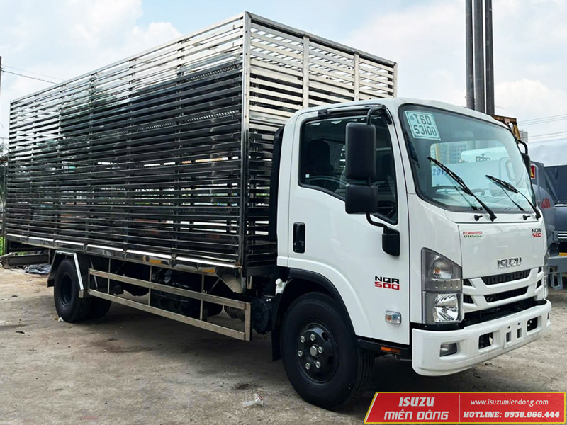 Xe tải Isuzu NQR 550 5 tấn chở vịt sàn 05 tầng