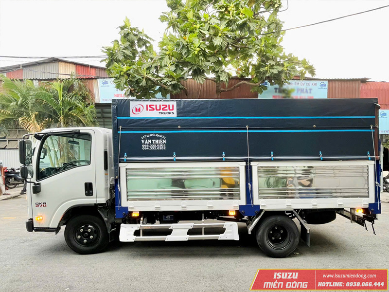 Xe Tải Isuzu QMR77HE5 2T8 Thùng Mui Bạt