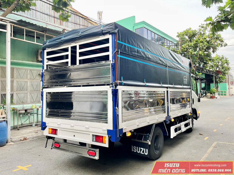 Xe Tải Isuzu QMR77HE5 2T8 Thùng Mui Bạt