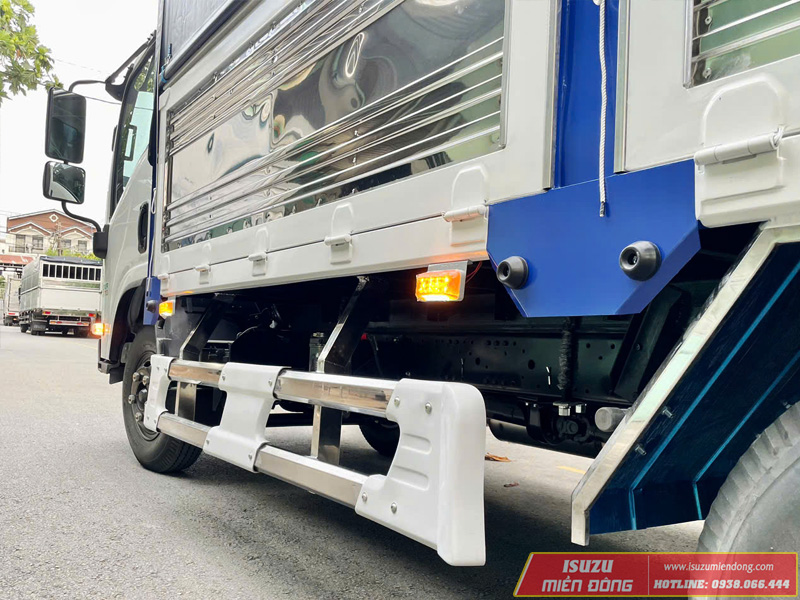 Xe Tải Isuzu QMR77HE5 2T8 Thùng Mui Bạt