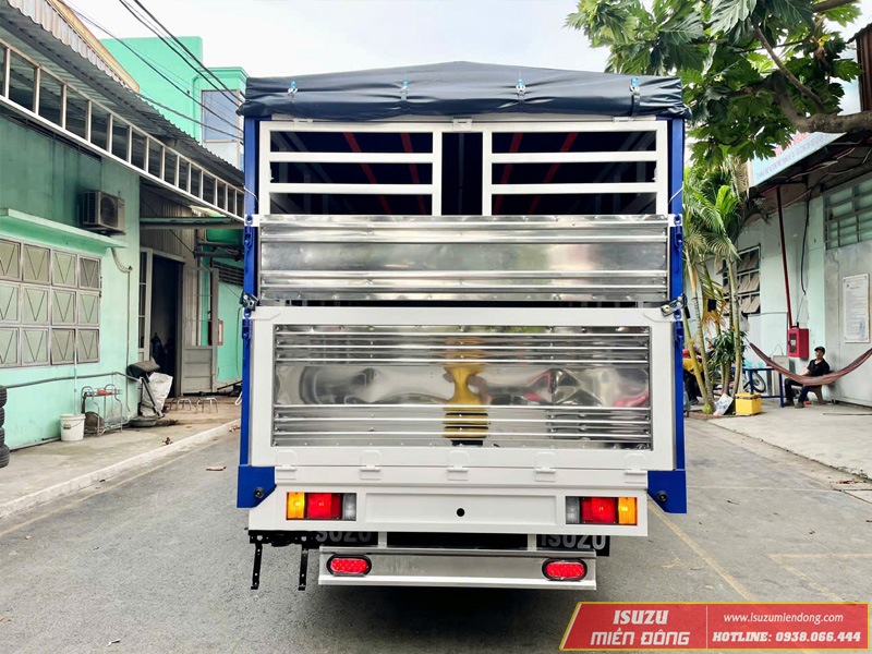 Xe Tải Isuzu QMR77HE5 2T8 Thùng Mui Bạt