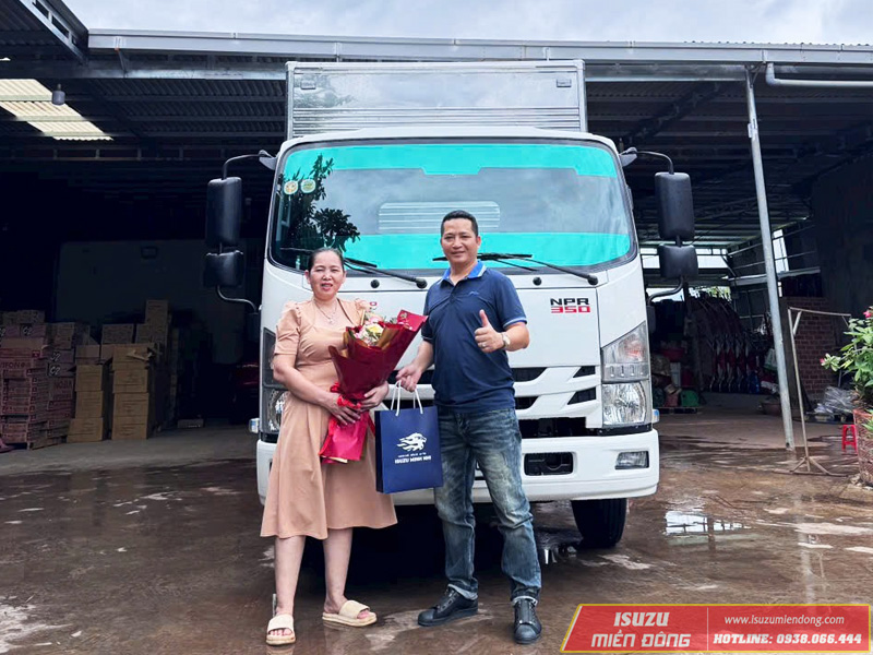 Isuzu Minh Nhi chúc mừng khách hàng đã nhận xe trong tháng 07/2025