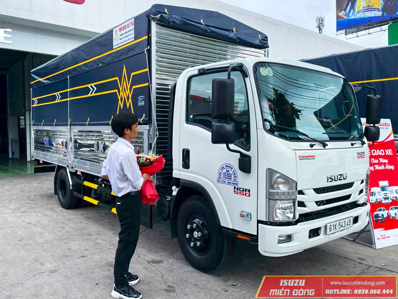 Isuzu Minh Nhi chúc mừng khách hàng đã nhận xe trong tháng 07/2025