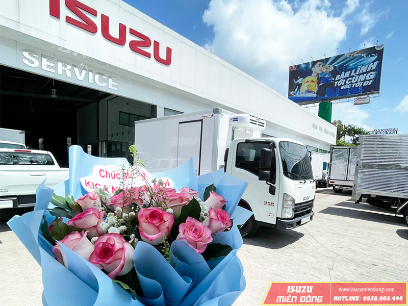 Isuzu Minh Nhi chúc mừng khách hàng đã nhận xe trong tháng 07/2025