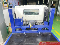 xe Isuzu NQR 550 5 tấn nâng đầu chở máy công trình