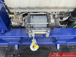 xe Isuzu NQR 550 5 tấn nâng đầu chở máy công trình