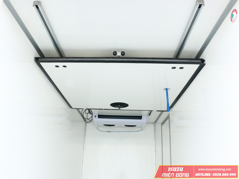 Vách ngăn di động lắp đặt trên xe tải đông lạnh Isuzu giải pháp vận chuyển hiệu quả, tiết kiệm.