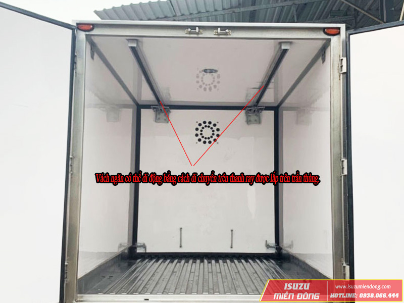 Vách ngăn di động lắp đặt trên xe tải đông lạnh Isuzu giải pháp vận chuyển hiệu quả, tiết kiệm.