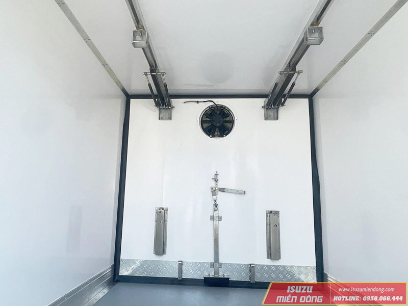 Vách ngăn di động lắp đặt trên xe tải đông lạnh Isuzu giải pháp vận chuyển hiệu quả, tiết kiệm.