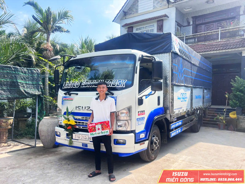 Chúc mừng anh Nguyễn Văn Thuận tại Bến Tre nhận xe tải Isuzu FRR 650.
